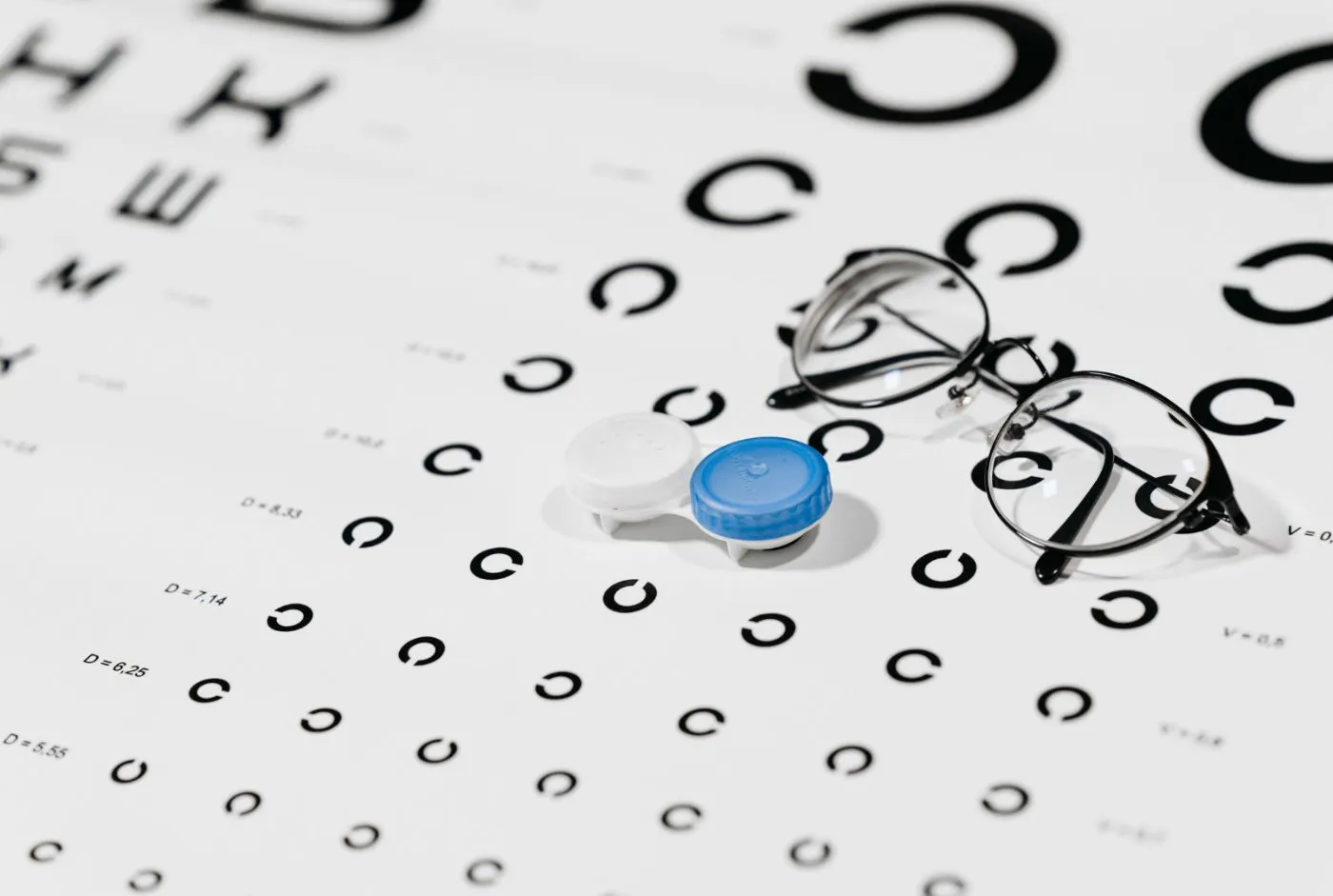 Adaptación de lentes de contacto guiada por oftalmóloga