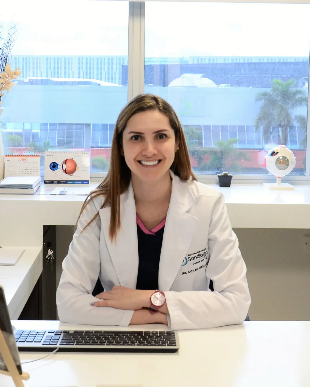 Doctora Catalina Chica sonriendo en su consultorio